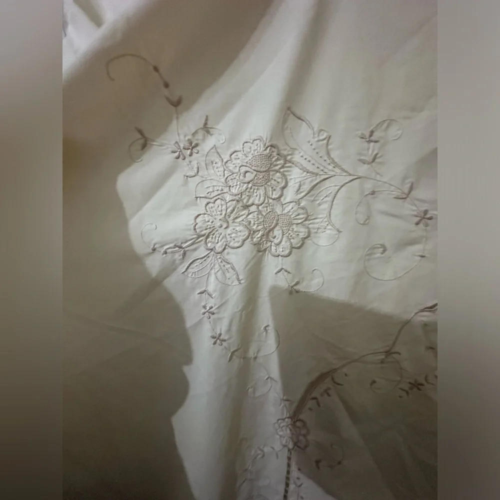 Vintage Off White Embroidered Tablecloth Oval Scalloped Edges Apprx 78 x 63